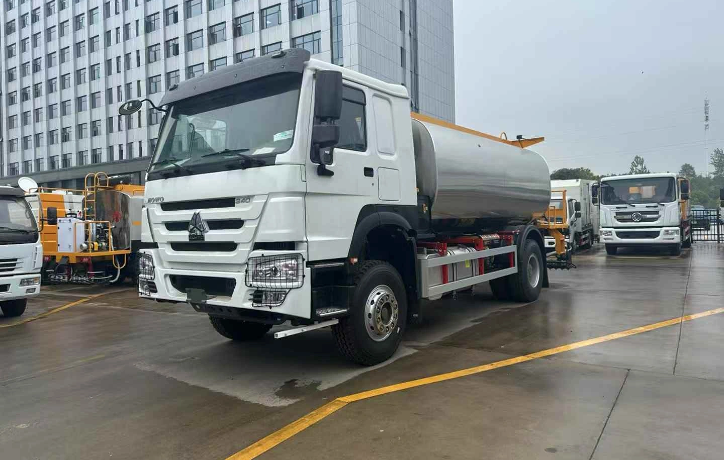 12 cubic meter heavy truck asphalt spreader