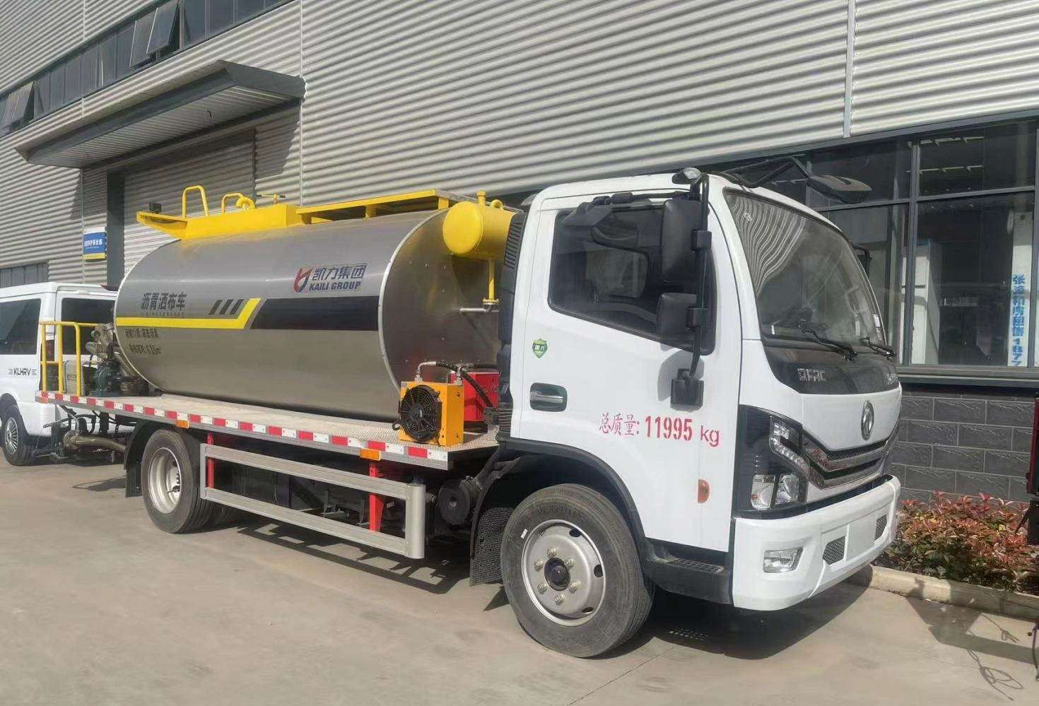 8 cubic meter Dongfeng asphalt spreader