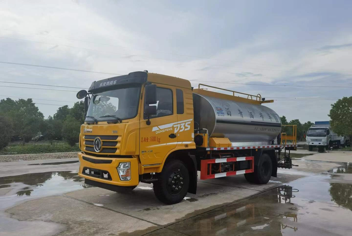 12 cubic meter Dongfeng asphalt spreader