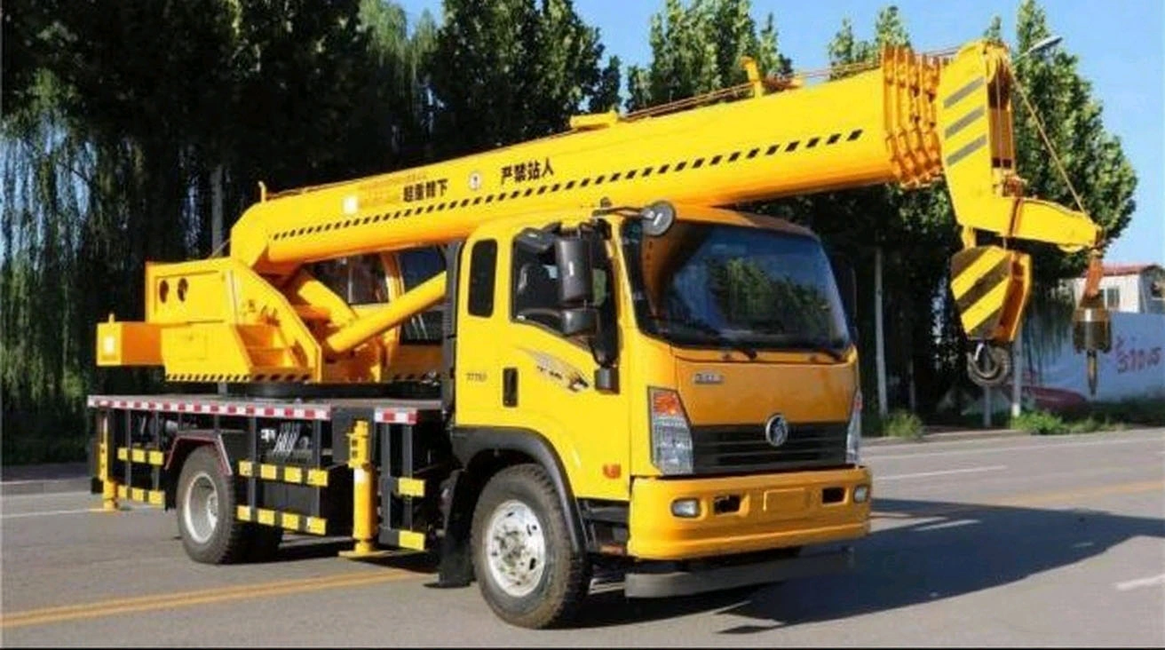 Small tonnage Sinotruk truck crane