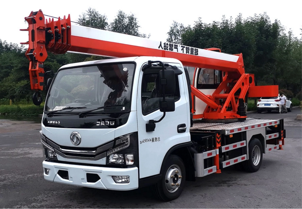 Small tonnage Dongfeng truck crane