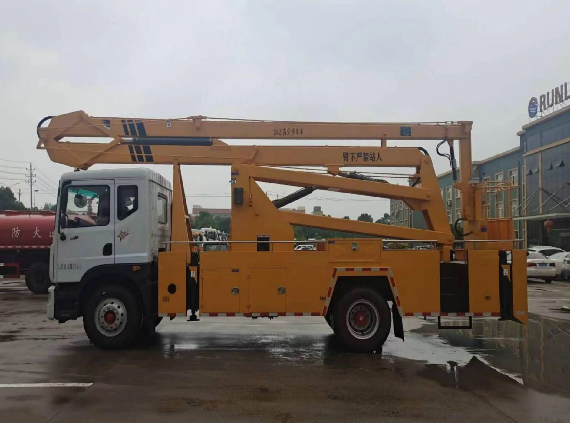 Dongfeng aerial work platform (24m folding arm)