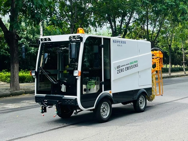 Electric four-wheel guardrail cleaning vehicle