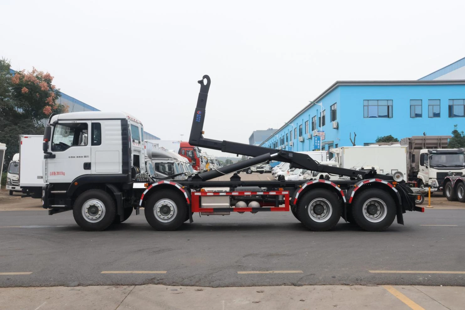 Large Sinotruk hook-arm garbage truck