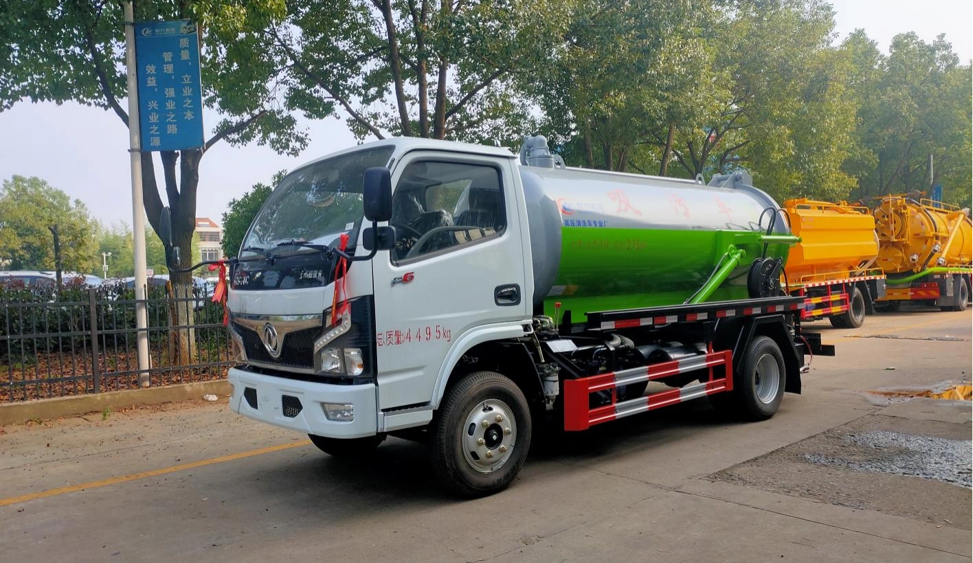 Small Dongfeng sewage suction truck
