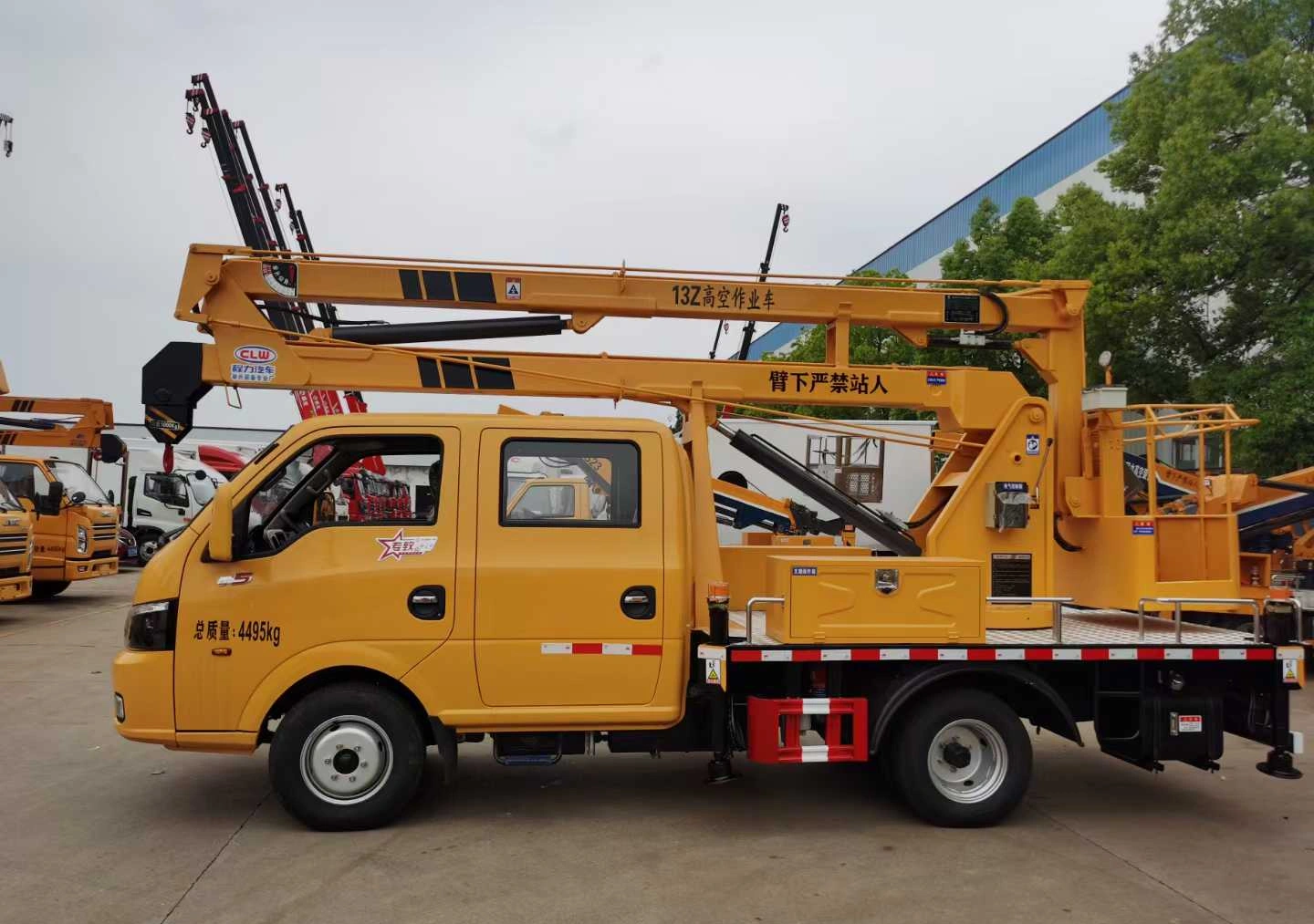 Dongfeng double-row aerial work platform (13m folding arm)