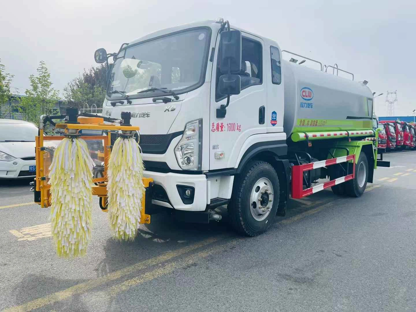 Guardrail cleaning truck
