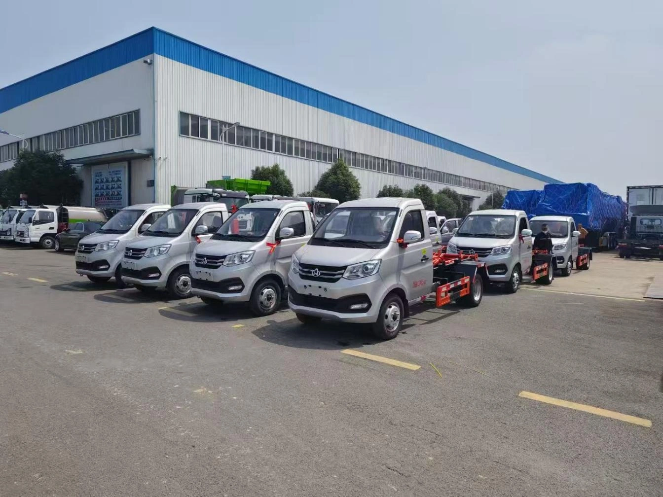Small Changan hook-arm garbage truck
