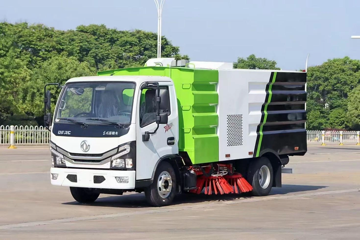 Dongfeng Duolika road sweeper