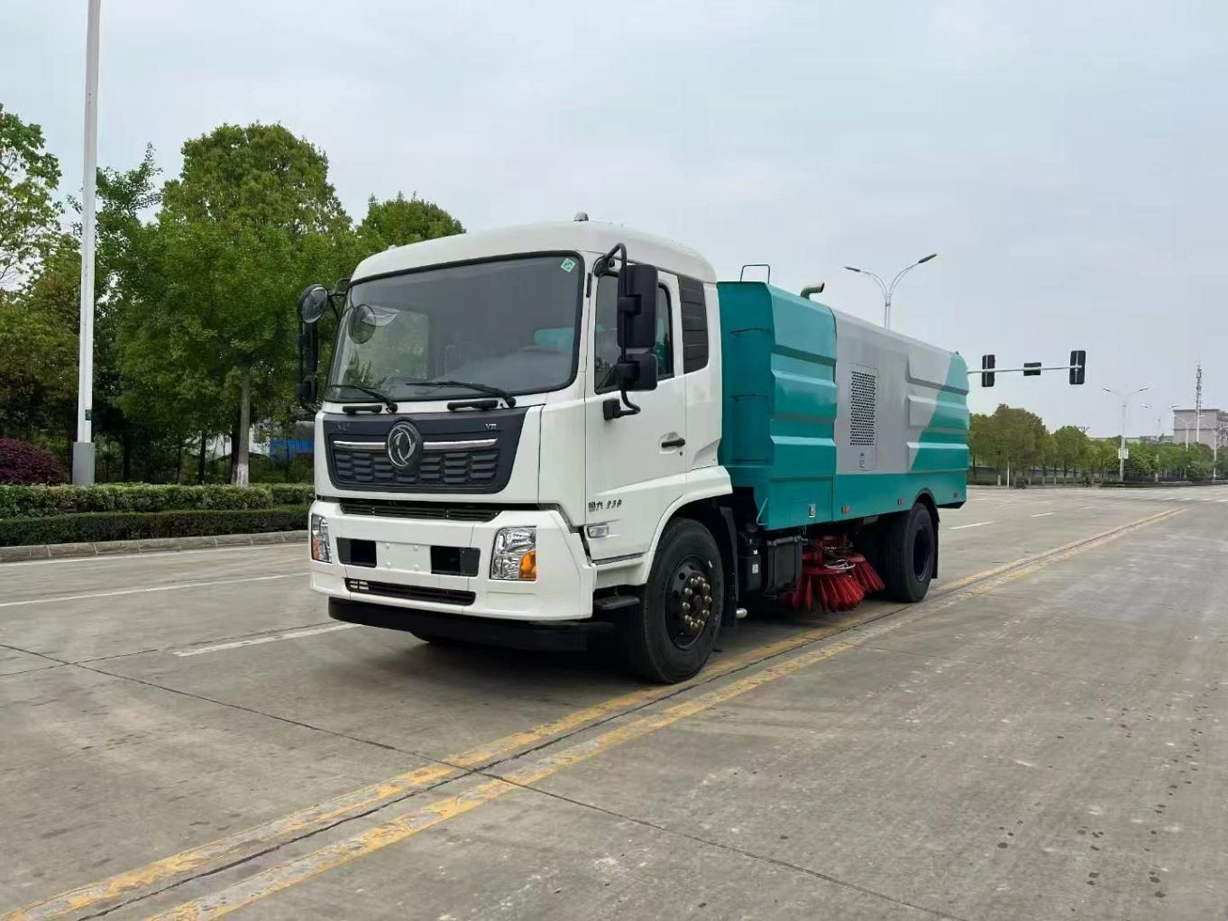 Large Dongfeng road sweeper