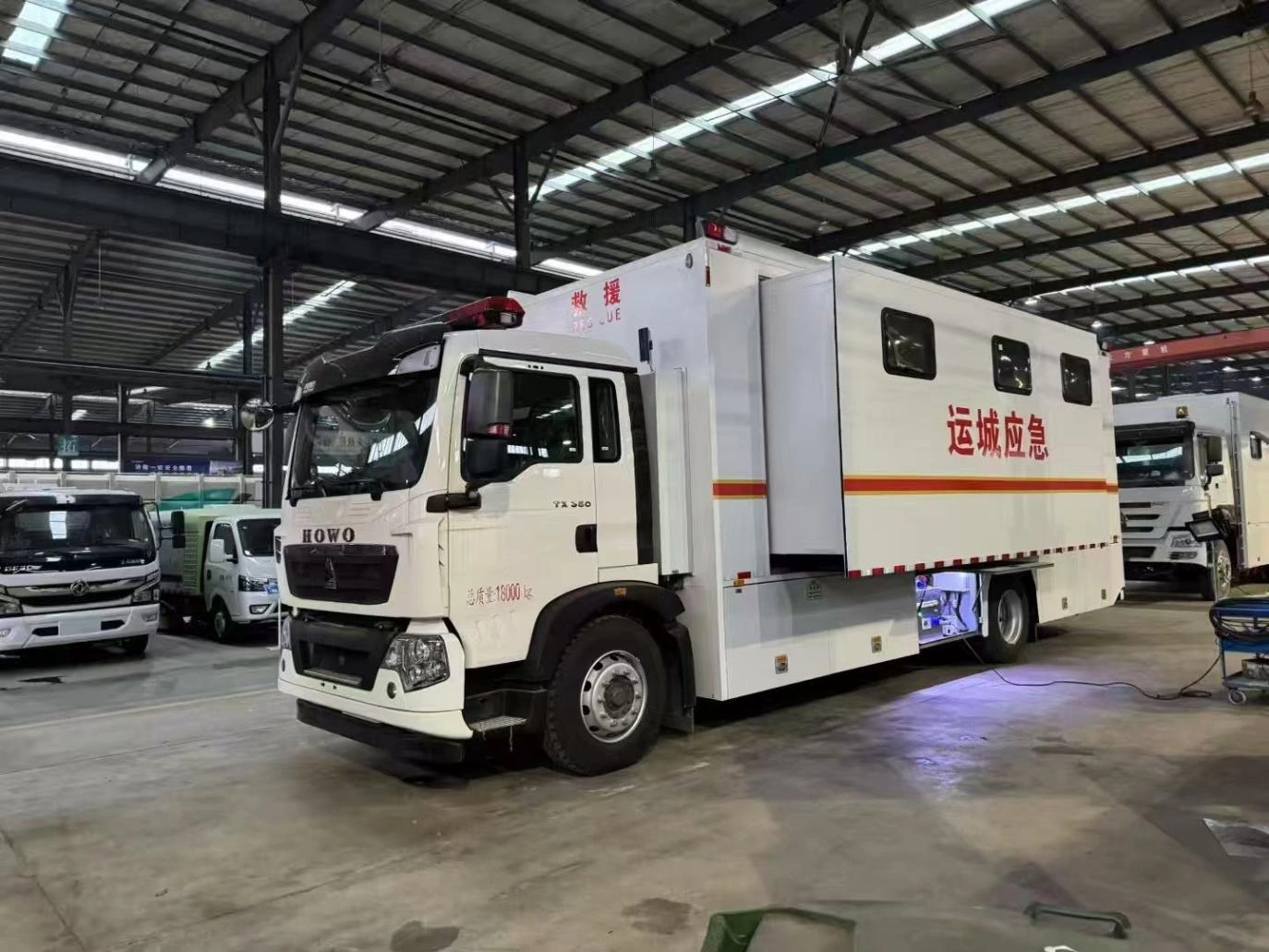 Double-sided extended command cabin vehicle