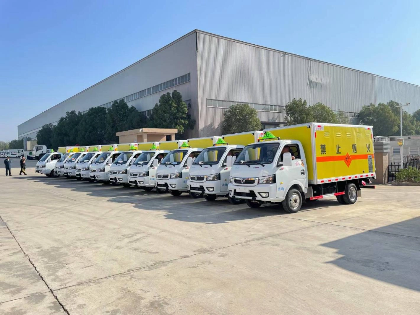 Dongfeng Tuyi blasting equipment transport vehicle