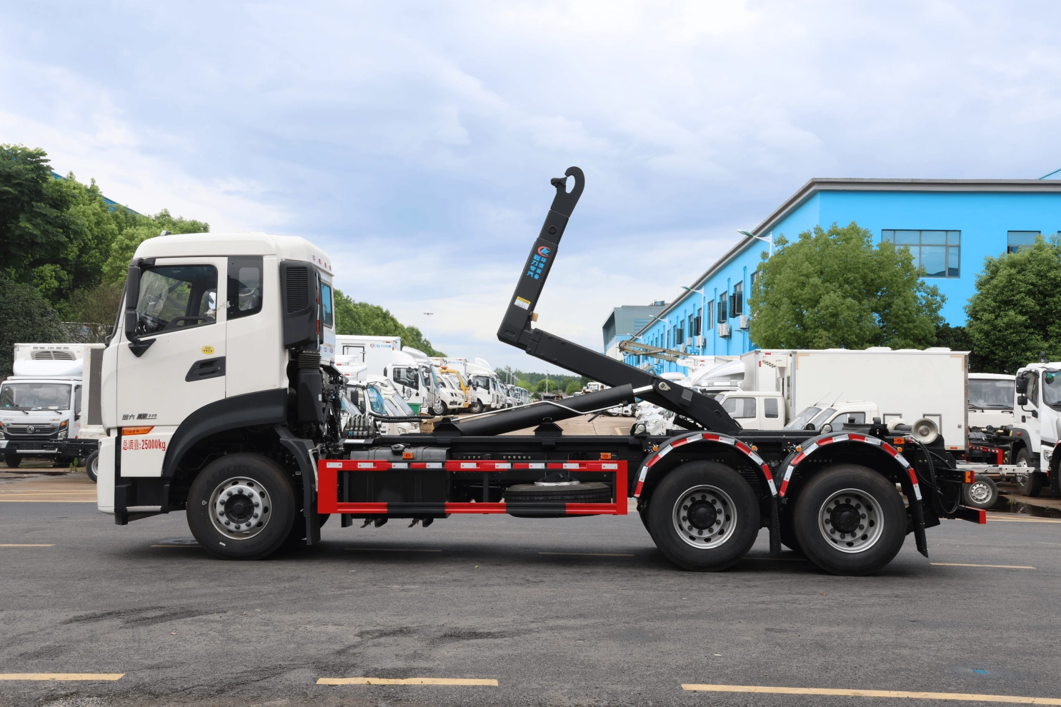 Medium and large Dongfeng hook arm garbage truck