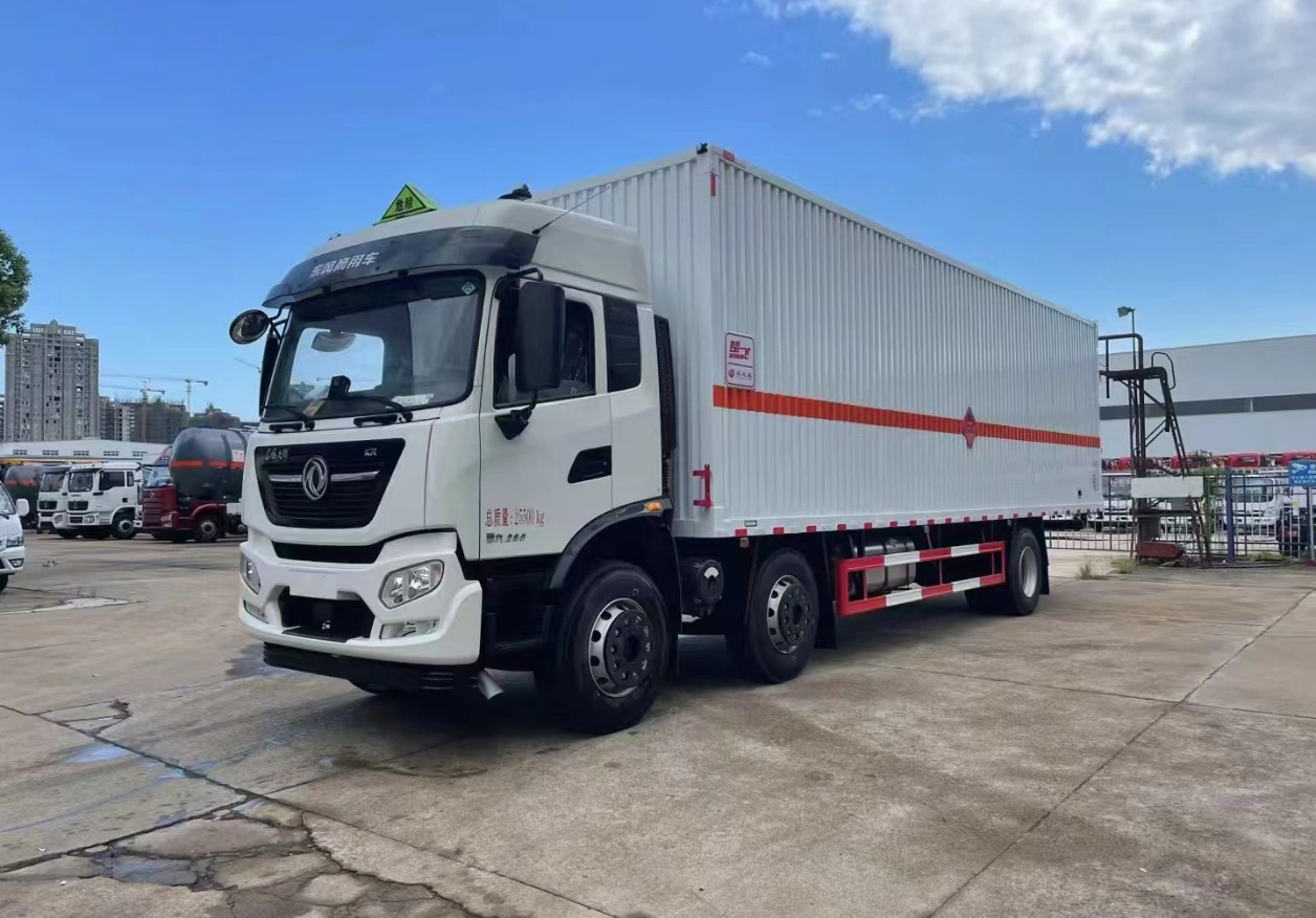 Large Dongfeng crushing equipment transport vehicle