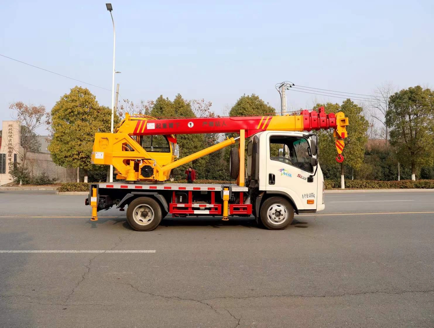 Small tonnage Jiefang truck crane