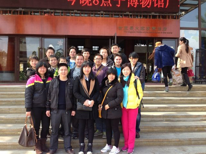 2013年圣诞期间，广州颖创环保科技有限公司组织员工到位于惠州的尚天然温泉小镇体验了一场浪漫温馨的温泉之旅，南方的12月也仍有一丝丝的冰冷，但公司关心员工工余时间文化生活、关注员工身心健康的点滴细致的工作，却令所有员工体会无比的温暖，大家把酒言欢、尽诉衷肠，度过了愉快而令人感动的冬至及圣诞假期。    