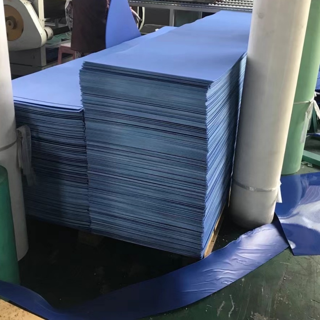 Односторонний матовый синий лист из HDPE толщиной 1 мм обладает чрезвычайно высокой износостойкостью и коррозионной стойкостью