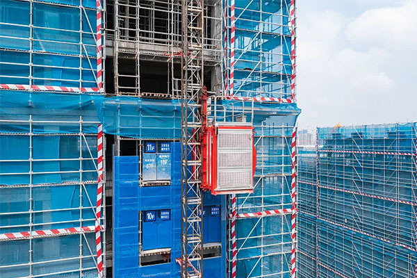 Excellent application of construction hoists in modern construction industry