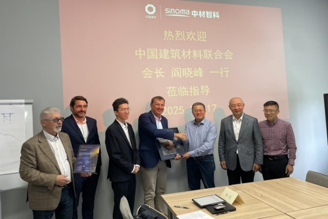 阎晓峰率团出访L兰共话行业发展机遇ƈ调研波兰豪瑞MaL01目