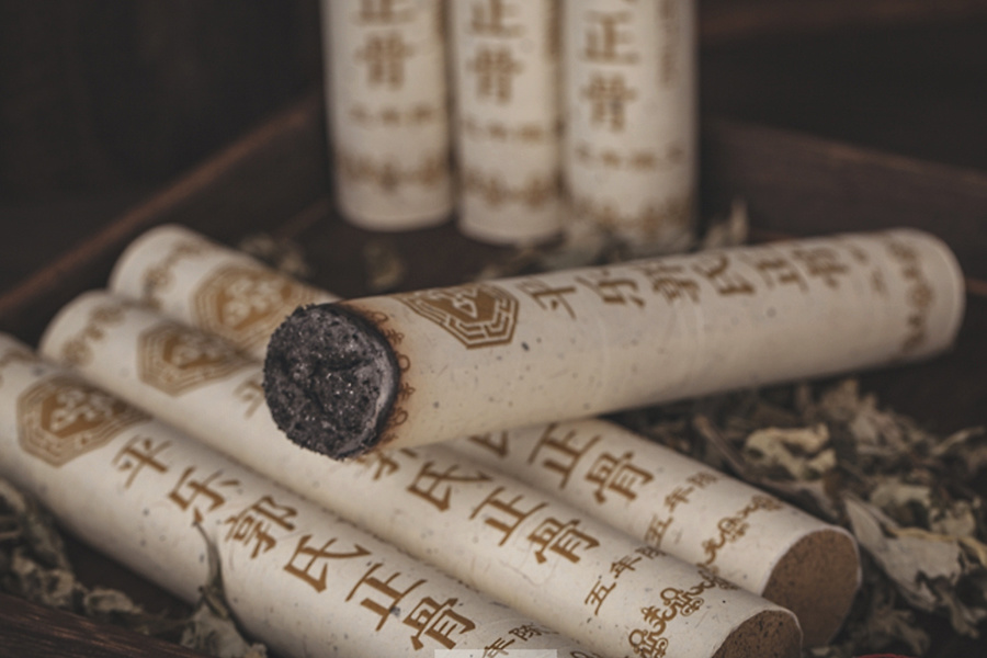 配比：选用多种中药材与陈年艾绒科学配比，增加艾条药用作用  火力：陈年艾条加粗 燃烧火力温和渗透力强  艾灰：艾烟清和不刺鼻 艾灰呈灰白色不易散开