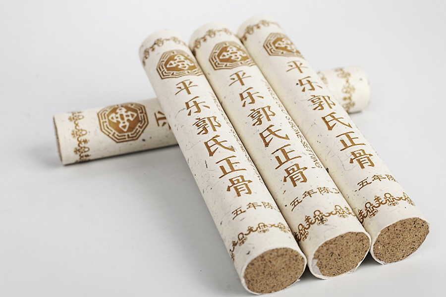 色：选用五年自然陈艾，艾绒色泽自然泛黄