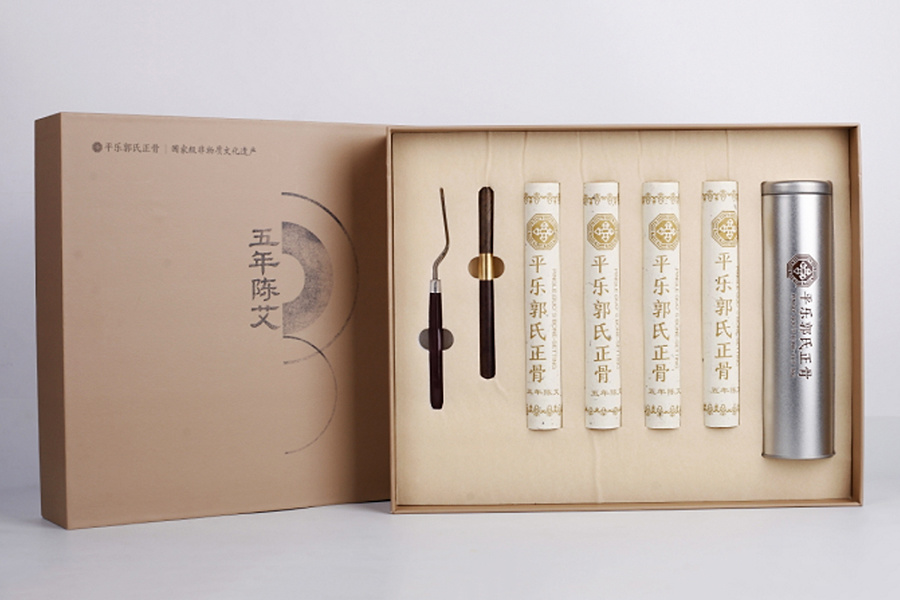 礼盒配有刮刀、艾条延长器、灭火筒，方便进行艾灸及艾灰清理。