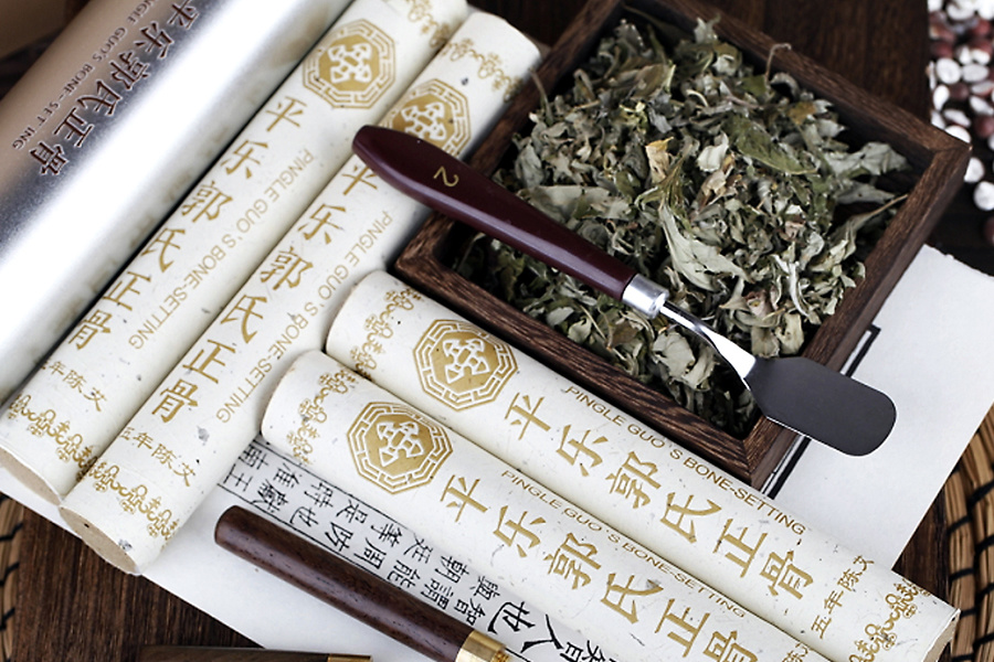 艾条使用时，艾条长度过短或者温度烫手时，可使用艾条延长器。  艾条使用完，放入灭火筒中，盖好盖子，使其自然熄灭，不影响再次使用。  注意防止烫伤；注意通风，不建议密闭空间艾灸。
