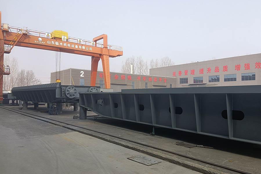 Flat steel gate