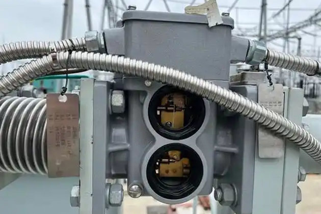 What is the working principle of a gas relay?