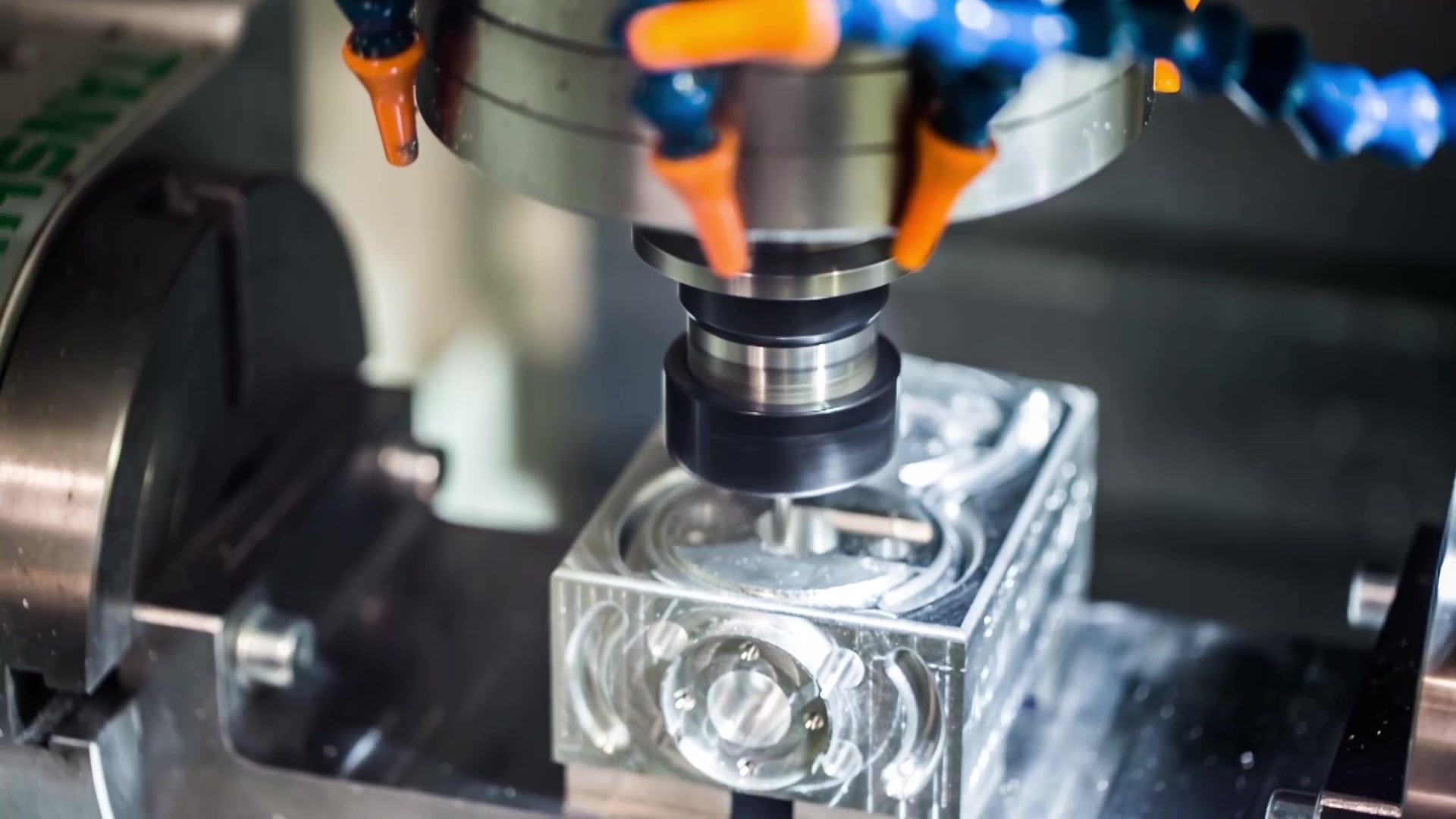 To build a leading enterprise in the CNC machine tool industry