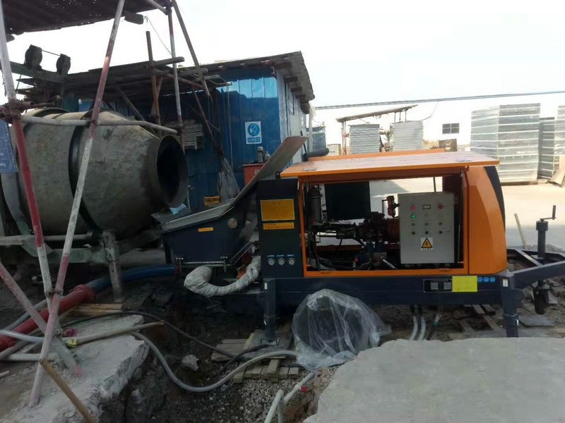 細(xì)石混凝土泵室內(nèi)車庫澆筑地坪
