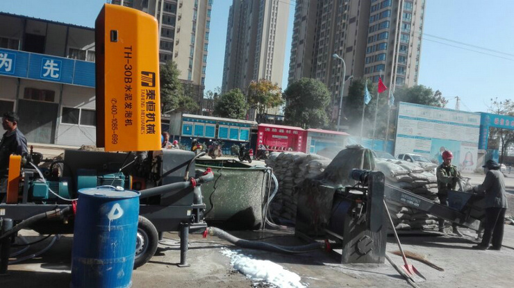 湖北大冶曹總工地水泥發(fā)泡機(jī)，桶裝水泥發(fā)泡劑發(fā)泡