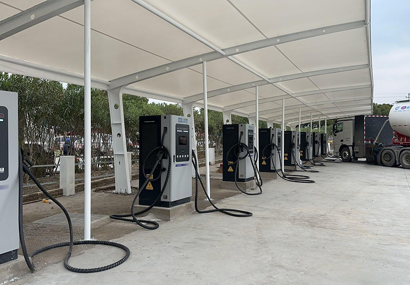 Heavy-duty truck charging station