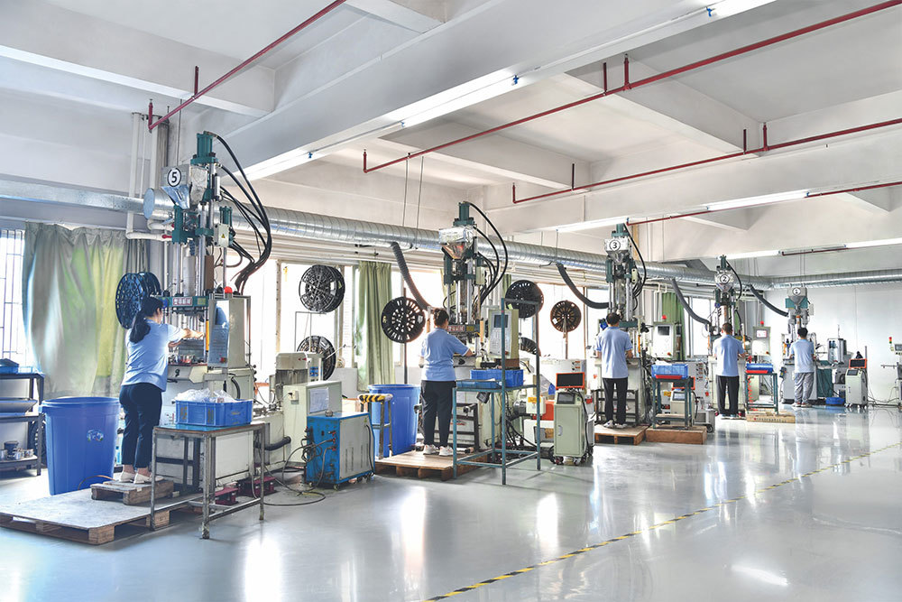 Vertical injection molding machine workshop