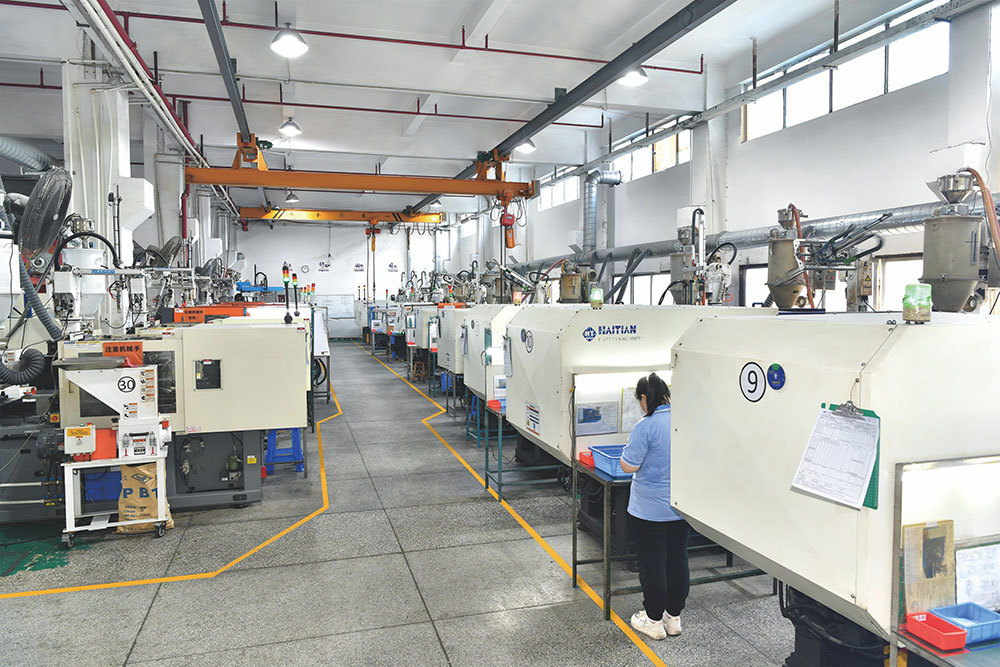 Horizontal injection molding machine workshop