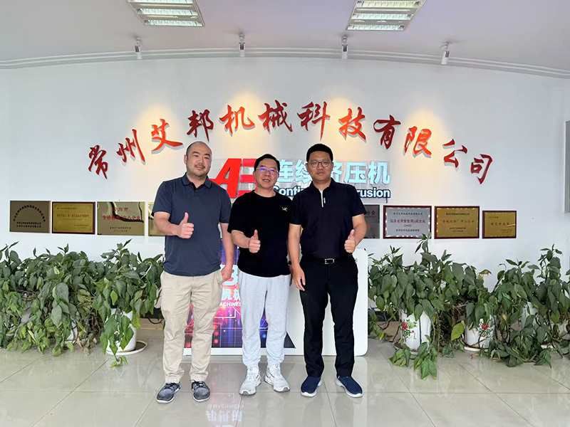 In May 2025, an American customer visited our company