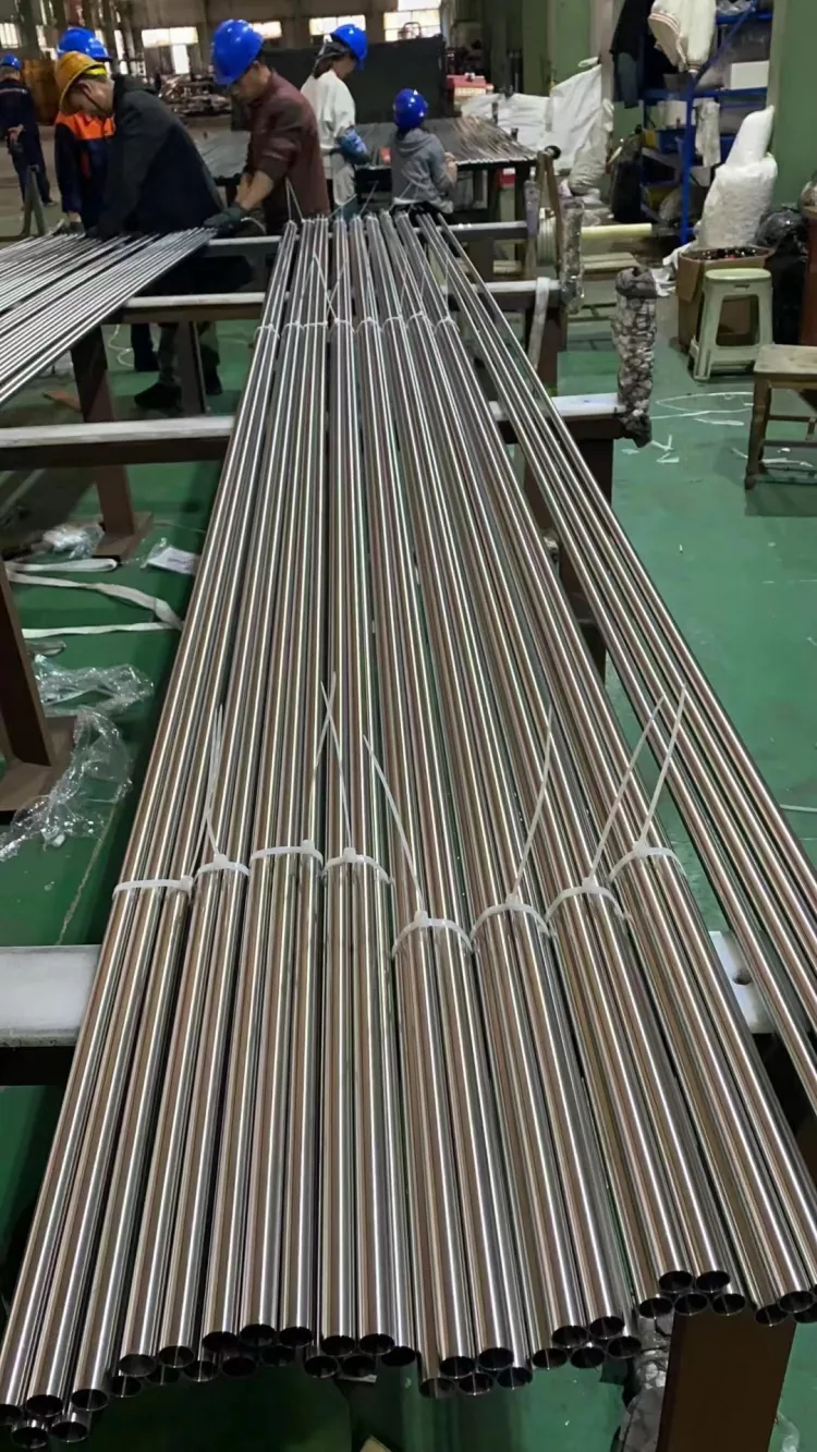Stainless steel round seamless pipe