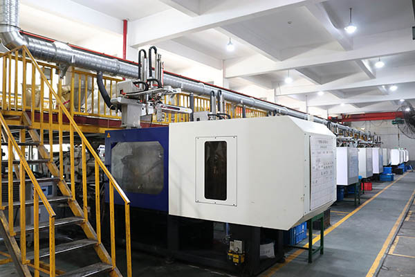 There are 50Haitian injection molding machines from 120T to 400T. All are equipped with automatic manipulators.