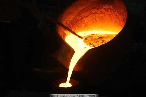 What are the characteristics of the forging equipment in the forging factory?