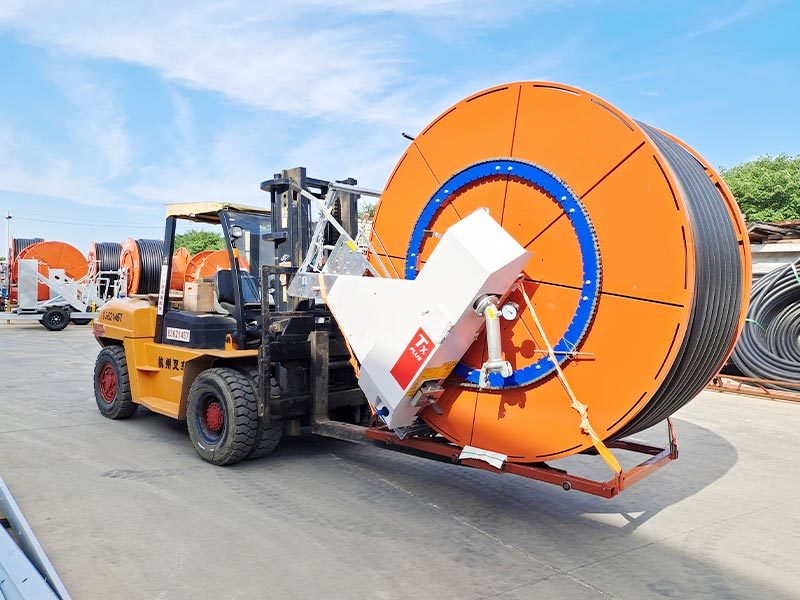 Rolling shutter pouring equipment