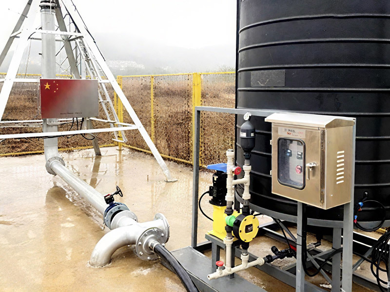 Central pivot water fertilizer medicine integrated machine