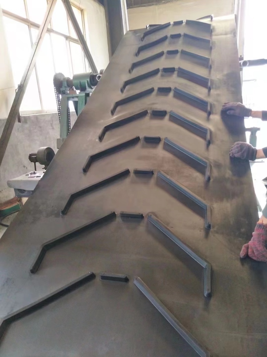 Chevron conveyor belt