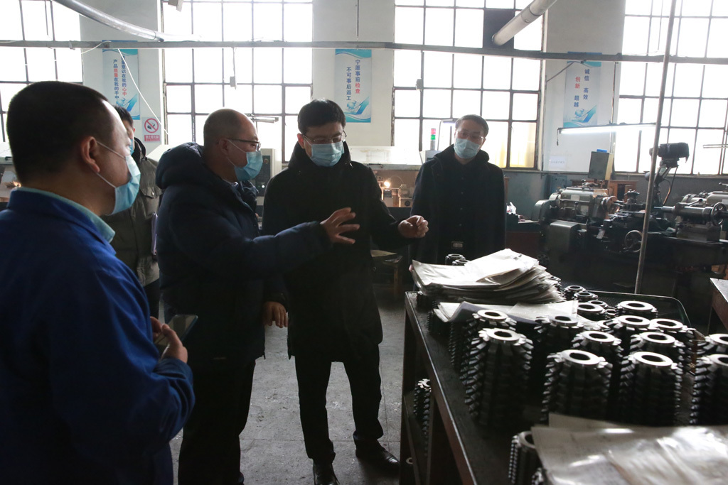 区委书记李庆同志深入哈尔滨工具厂检查企业检查防疫措施落实情况