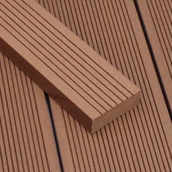 Suelo macizo de madera y plástico