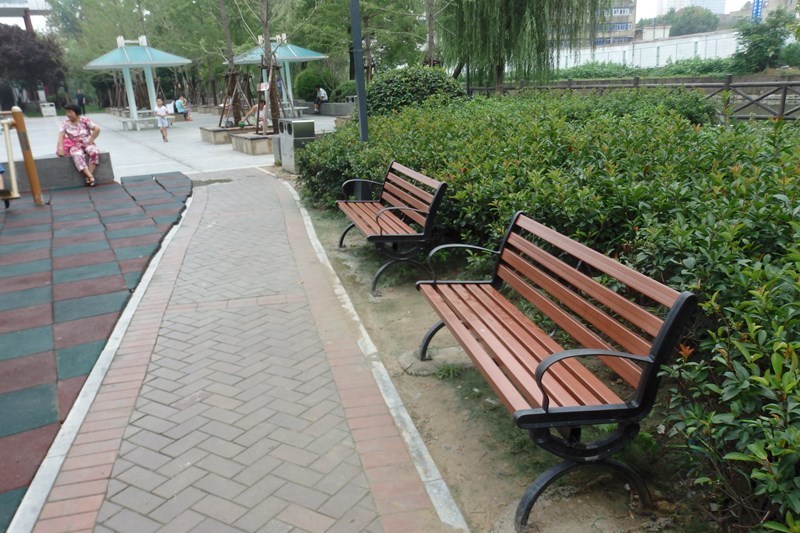Jardín de plástico de madera