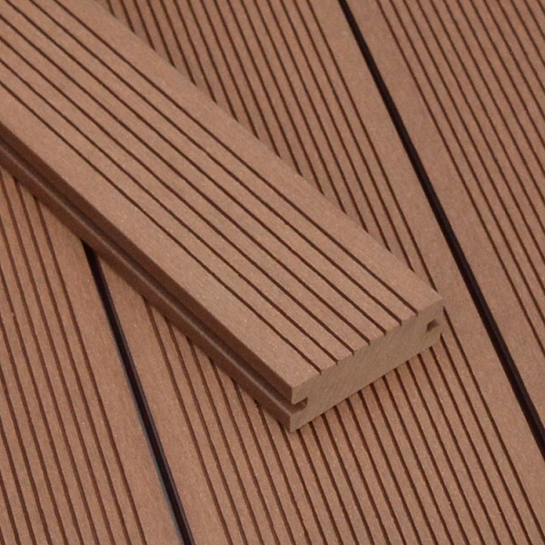 Suelo macizo de madera y plástico