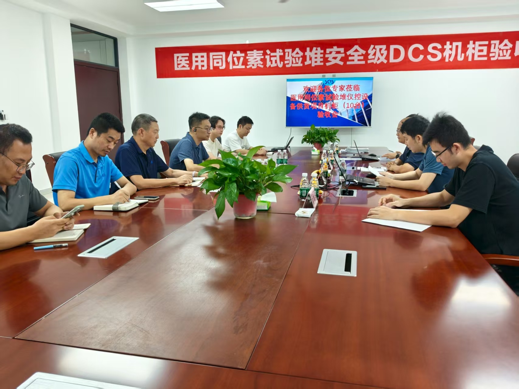 【重磅突破】国内首台套医用同位素试验堆安全级DCS机柜在新奇生顺利通过验收