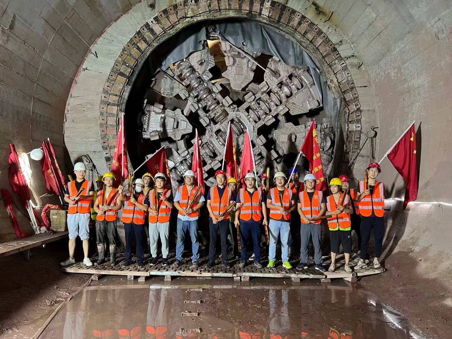 2022年9月7日21點52分，由我司森闊建筑承建的廣州市軌道交通十一號線天河東站~廣州東站盾構區間順利貫通！