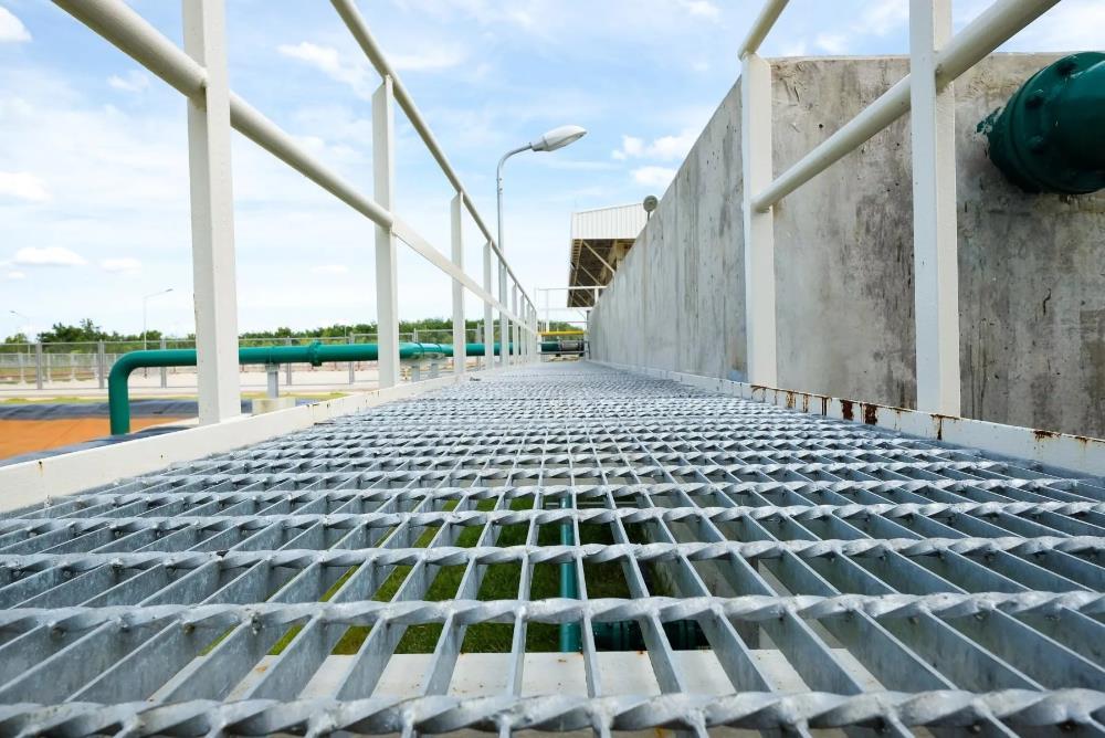 Steel grating is generally packaged with steel strips before leaving the factory