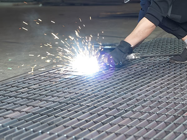 Temperature control of galvanized steel grating in hot-dip galvanizing process